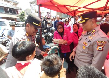 Jumat Berkah, Kapolres Toraja Utara Bersama Bhayangkari Bagikan Paket Makan Siang kepada Masyarakat