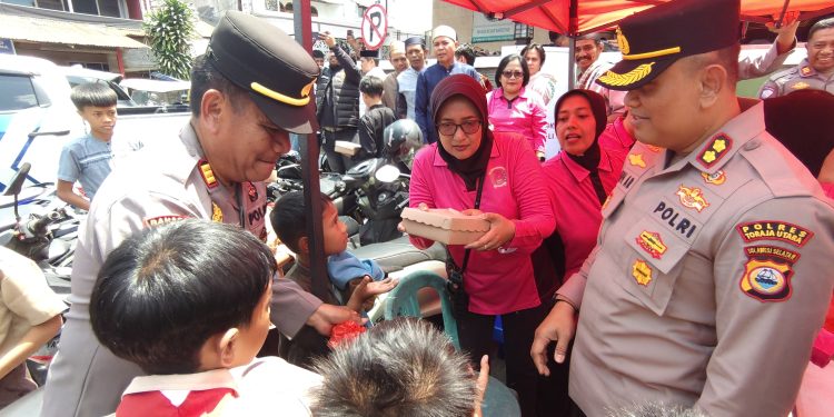 Jumat Berkah, Kapolres Toraja Utara Bersama Bhayangkari Bagikan Paket Makan Siang kepada Masyarakat