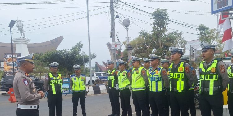 Tingkatkan Kenyamanan Pengguna Jalan, Sat Lantas Polres Toraja Utara Gelar Gatur Pagi