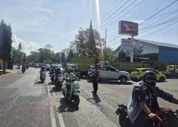 Cegah Kemacetan di SPBU, Patmor Polres Bulukumba Turun Atur Arus Lalu Lintas