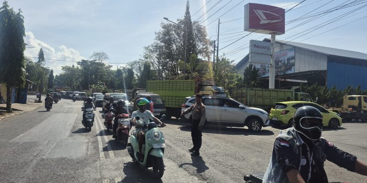 Cegah Kemacetan di SPBU, Patmor Polres Bulukumba Turun Atur Arus Lalu Lintas
