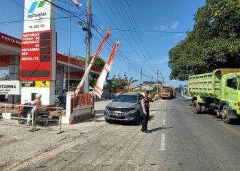 Personel Polres Bulukumba dan Polsek Jajaran Turun Atur Lalu Lintas di Depan SPBU