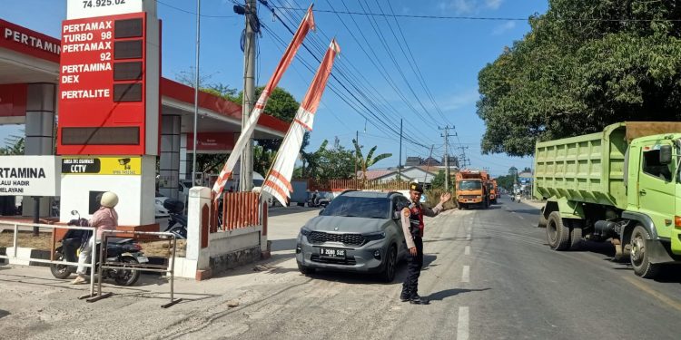 Personel Polres Bulukumba dan Polsek Jajaran Turun Atur Lalu Lintas di Depan SPBU