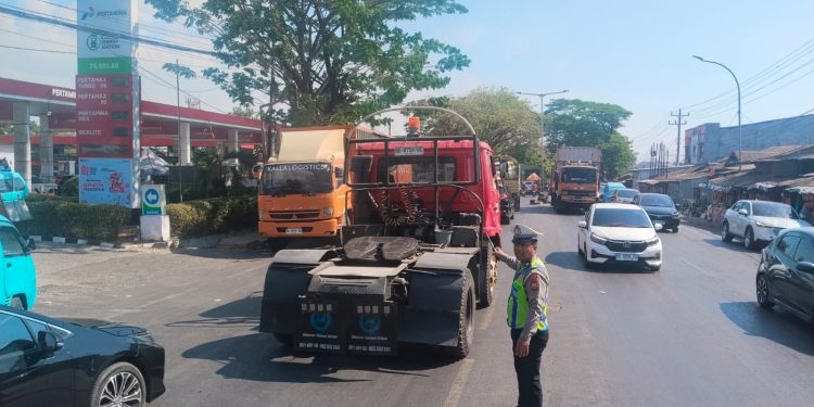 Satlantas Polres Maros Berjibaku di Tengah Terik Matahari, Urai Antrean SPBU