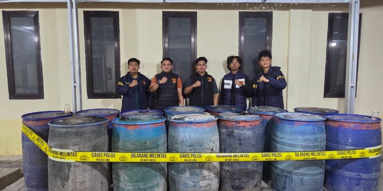 Satreskrim Polres Kepulauan Selayar Amankan 13 Drum Solar di Padang Selatan