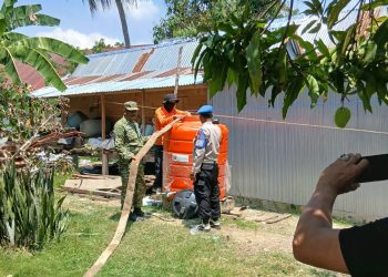 Personel Polsek Urban Pitumpanua Salurkan Air Bersih ke 200 Rumah Warga Terdampak Kemarau