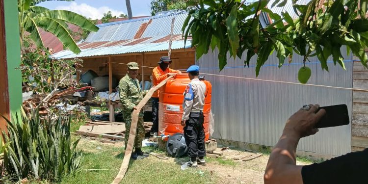 Personel Polsek Urban Pitumpanua Salurkan Air Bersih ke 200 Rumah Warga Terdampak Kemarau