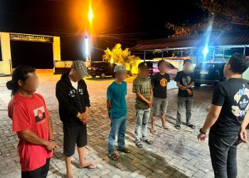 Personel Polsek KPN Polres Parepare Tertibkan Calo Tiket di Pelabuhan, Tujuh Orang Diperiksa