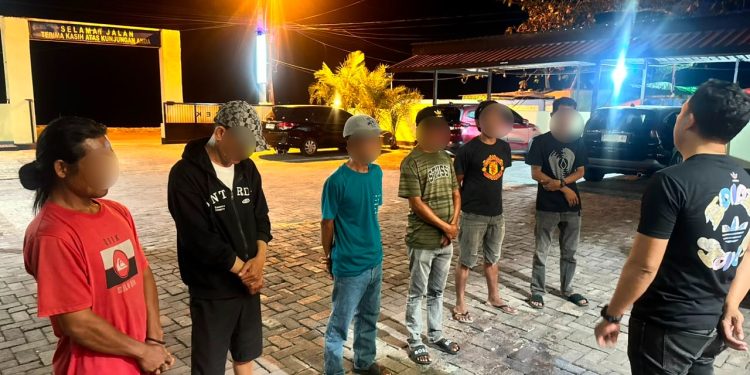 Personel Polsek KPN Polres Parepare Tertibkan Calo Tiket di Pelabuhan, Tujuh Orang Diperiksa