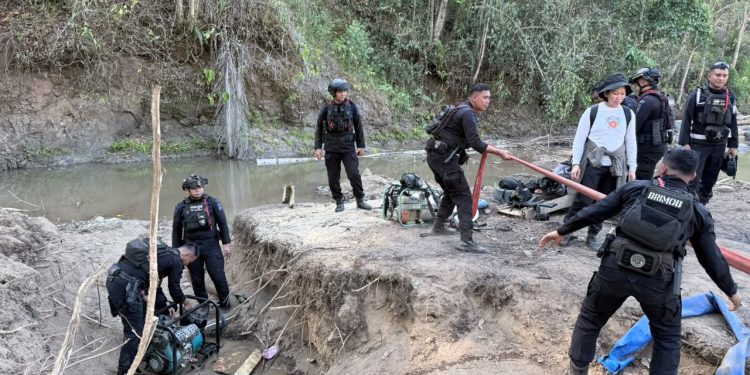Personel Polres Luwu bersama Satbrimob Polda Sulsel Tindak Pertambangan Emas Tanpa Izin