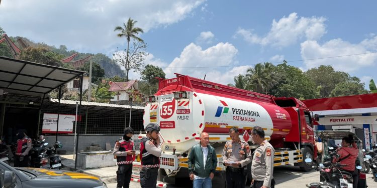 Personel Polres Toraja Utara Gelar Patroli di SPBU, Pastikan Distribusi BBM Aman