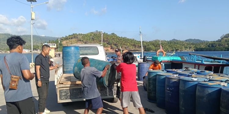 Pastikan Sesuai dan Tepat Sasaran, Kapolres Selayar Instruksikan Personel Kawal Ketat Distribusi BBM ke Jampea