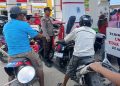 Personel Polsek Majauleng Polres Wajo Pantau SPBU, Antrean Pengisian BBM Berjalan Kondusif