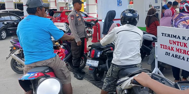 Personel Polsek Majauleng Polres Wajo Pantau SPBU, Antrean Pengisian BBM Berjalan Kondusif