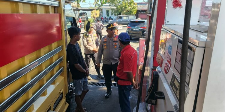 Respons Kelangkaan BBM, Kapolres Soppeng Turun Langsung Cek Tiga SPBU