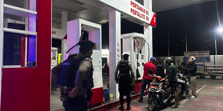 Personel Polres Parepare Gelar Patroli di SPBU, Antisipasi Gangguan Kamtibmas Dampak Antrean BBM