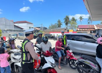 Peduli Warga di Tengah Antrean BBM, Personel Satlantas Polres Selayar Bagikan Air Mineral