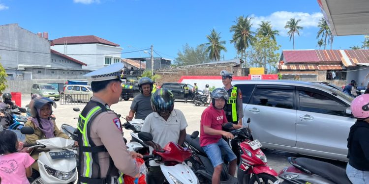 Peduli Warga di Tengah Antrean BBM, Personel Satlantas Polres Selayar Bagikan Air Mineral
