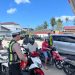 Peduli Warga di Tengah Antrean BBM, Personel Satlantas Polres Selayar Bagikan Air Mineral