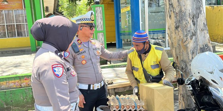 Dalam Rangka HUT Lalu Lintas ke-71, Satlantas Polres Soppeng Beri Sembako ke Anak Yatim dan Tukang Ojek