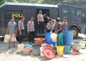 Personel Polres Bulukumba Hadir Salurkan Air Bersih kepada Warga Luppung