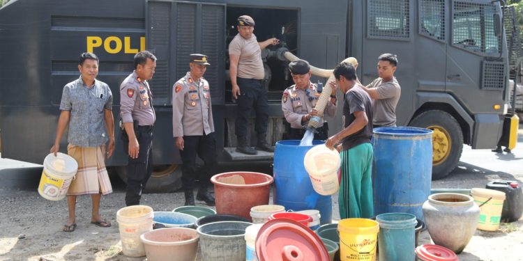 Personel Polres Bulukumba Hadir Salurkan Air Bersih kepada Warga Luppung