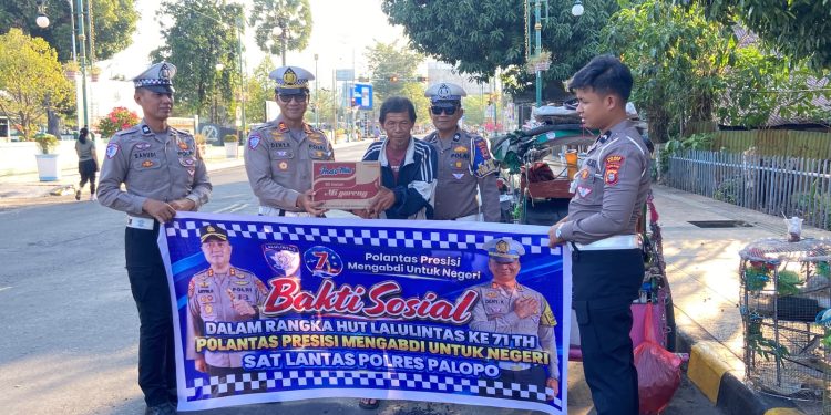 Peduli Sesama, Kasat Lantas Polres Palopo Pimpin Bakti Sosial Untuk Masyarakat
