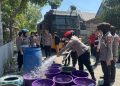 Polwan Polres Wajo Turun Langsung Bagi Air Bersih ke Warga Terdampak Kekeringan