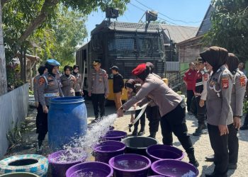 Polwan Polres Wajo Turun Langsung Bagi Air Bersih ke Warga Terdampak Kekeringan