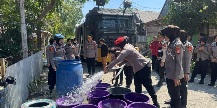 Polwan Polres Wajo Turun Langsung Bagi Air Bersih ke Warga Terdampak Kekeringan