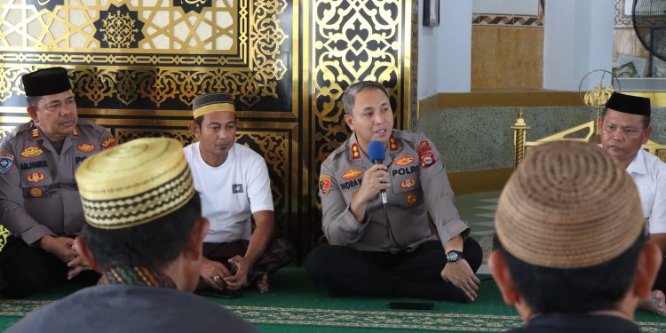 Kapolres Sidrap Serahkan Bantuan Sumur Bor Untuk Masjid Darul Abrar Teteaji
