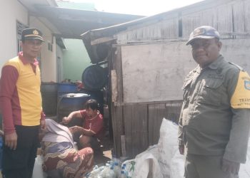 Kapolsek Pasimarannu Polres Selayar Kawal Kedatangan BBM untuk Warga di Bonerate