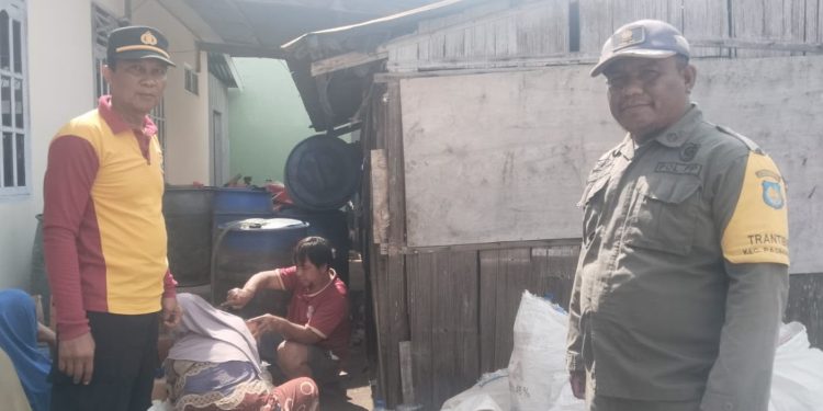 Kapolsek Pasimarannu Polres Selayar Kawal Kedatangan BBM untuk Warga di Bonerate