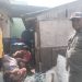 Kapolsek Pasimarannu Polres Selayar Kawal Kedatangan BBM untuk Warga di Bonerate