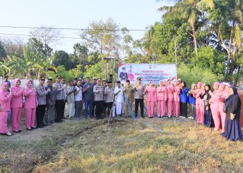 Kapolres Barru Dampingi Ketua Bhayangkari Tinjau Bantuan Sumur Bor Bagi Warga Terdampak Kekeringan