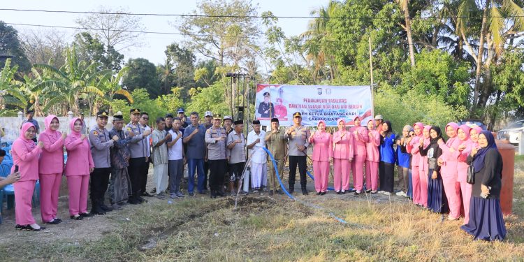 Kapolres Barru Dampingi Ketua Bhayangkari Tinjau Bantuan Sumur Bor Bagi Warga Terdampak Kekeringan