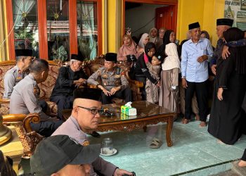 Wujud Kepedulian dan Solidaritas, Kapolres Luwu Melayat ke Rumah Duka Personel