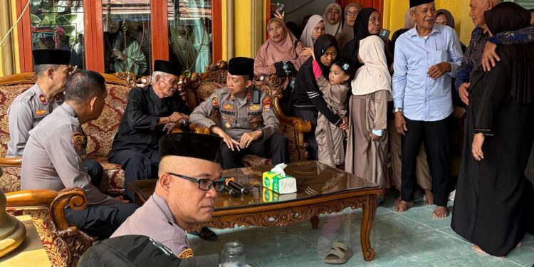 Wujud Kepedulian dan Solidaritas, Kapolres Luwu Melayat ke Rumah Duka Personel