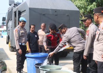 Personel Polres Wajo Salurkan 6.000 Liter Air Bersih untuk Warga Terdampak Kekeringan di Kampung Baru