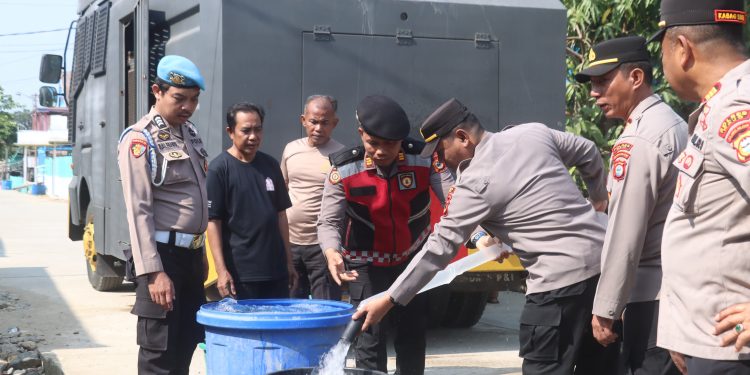 Personel Polres Wajo Salurkan 6.000 Liter Air Bersih untuk Warga Terdampak Kekeringan di Kampung Baru