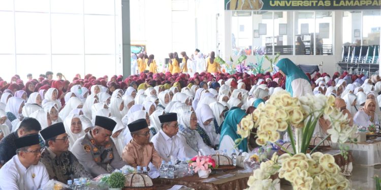 Kapolres Soppeng Hadiri Maulid di Universitas Lamappapoleonro, Pererat Silaturahmi