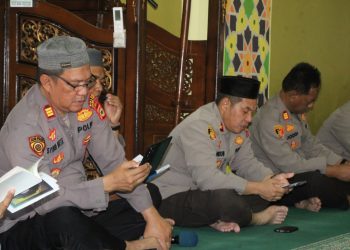 Personel Polres Parepare dan Polsek Jajaran Gelar Binrohtal Rutin di Masjid Mujahid Baiturrahim