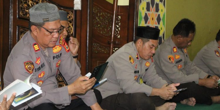 Personel Polres Parepare dan Polsek Jajaran Gelar Binrohtal Rutin di Masjid Mujahid Baiturrahim