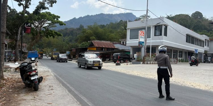 Antisipasi Penumpukan Antrean BBM, Sat Lantas Polres Toraja Utara Gelar Pengaturan di Depan SPBU