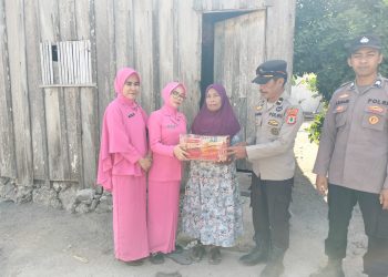 Kapolsubsektor Pasilambena Polres Selayar bersama Bhayangkari Bagi Sembako ke Warga Pulau Terluar