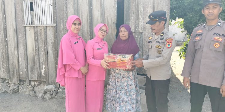 Kapolsubsektor Pasilambena Polres Selayar bersama Bhayangkari Bagi Sembako ke Warga Pulau Terluar