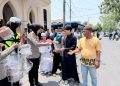 Polwan Polres Wajo Berbagi ke Jamaah Masjid Jami Nurul Istiqoma Usai Sholat Jumat