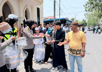 Polwan Polres Wajo Berbagi ke Jamaah Masjid Jami Nurul Istiqoma Usai Sholat Jumat