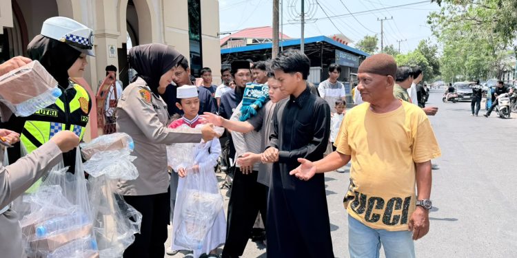 Polwan Polres Wajo Berbagi ke Jamaah Masjid Jami Nurul Istiqoma Usai Sholat Jumat