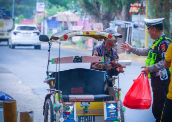 Melalui Jumat Berkah, Satlantas Polres Luwu Bagi Nasi Kotak ke Pengendara